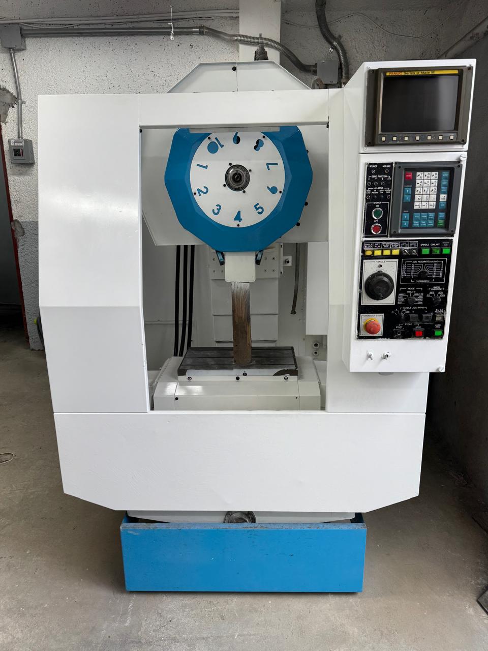 Centro de maquinado vertical CNC con panel de control y cambiador de herramientas para maquinado de precisión