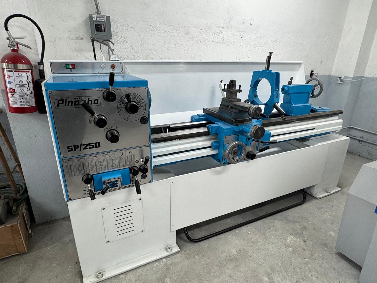 Torno convencional Pinacho SP/250 de alta robustez para maquinado industrial